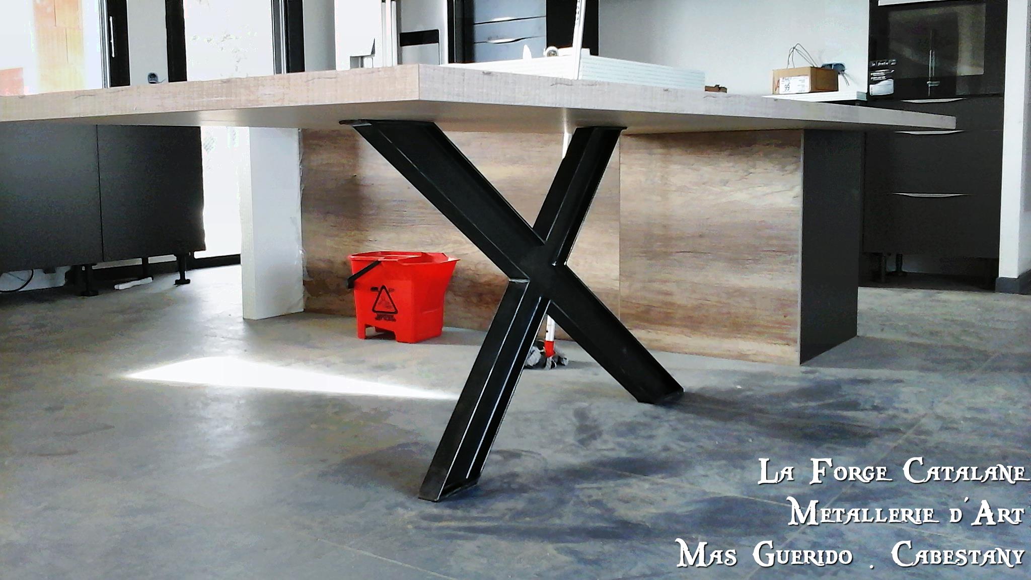 Pied table ilot cuisine fer Forge Catalane Cabestany.jpg